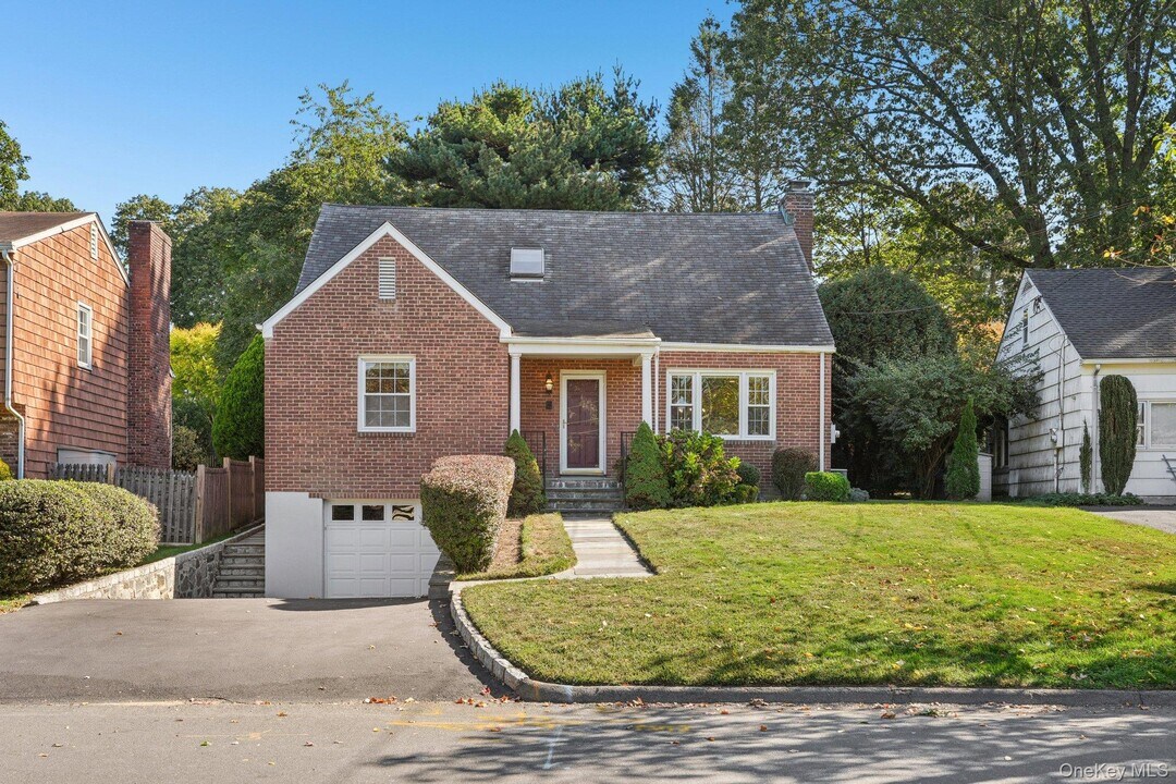 71 Tamarack Rd in Rye Brook, NY - Building Photo