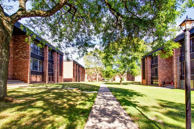 Oak Square Apartments in Pontiac, MI - Building Photo - Building Photo