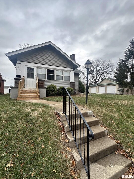 2621 Carey Ave in Davenport, IA - Building Photo