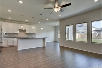 Room in House on Flatiron Clf in San Antonio, TX - Foto de edificio - Building Photo