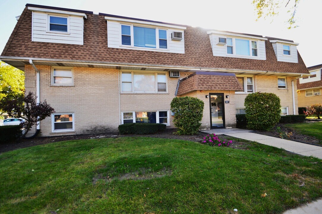 9907 W 58th St in Countryside, IL - Building Photo