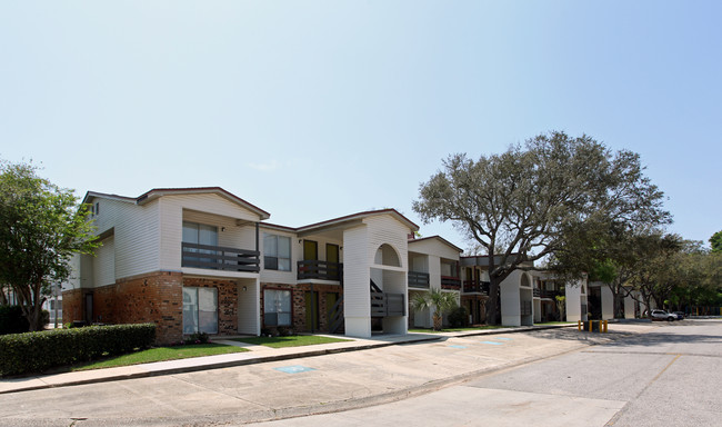 Peachtree Commons Apartments in Pensacola, FL - Building Photo - Building Photo