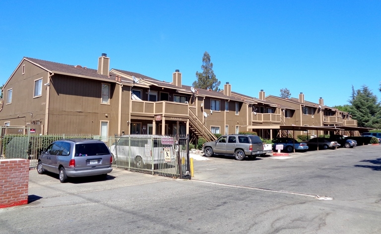 Royal Garden Apartments in Sacramento, CA - Building Photo