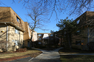 Tall Pines in Roselle, IL - Foto de edificio - Building Photo