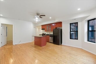 7748 S Yates Blvd in Chicago, IL - Foto de edificio - Building Photo