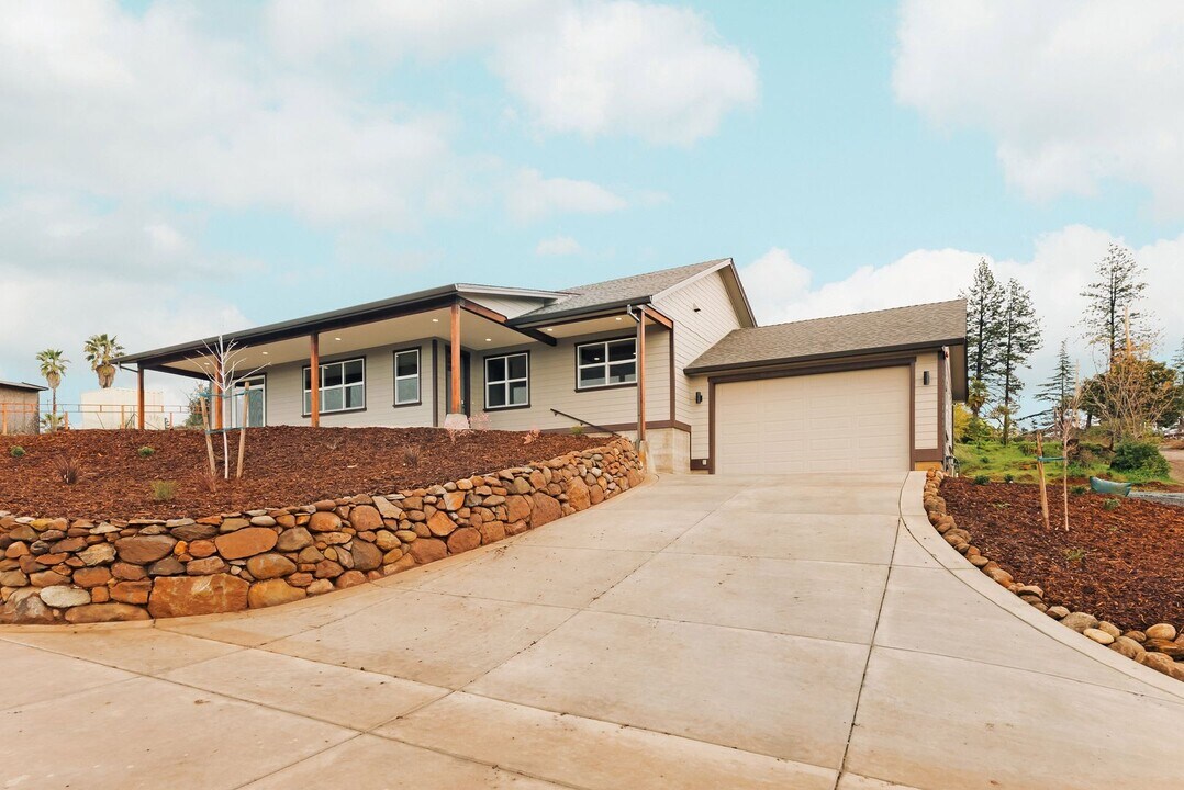 623 Gregs Way in Paradise, CA - Building Photo