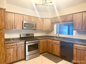 256 Willowbrook Dr in North Brunswick, NJ - Building Photo - Building Photo