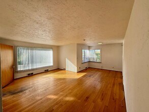 4615 Picnic Point Rd in Edmonds, WA - Building Photo - Building Photo