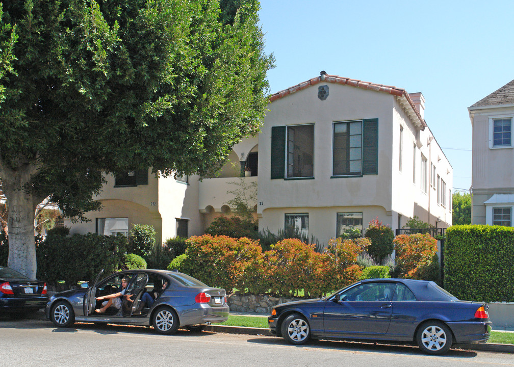 252 S Lasky Dr in Beverly Hills, CA - Building Photo