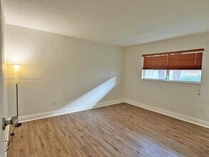 8475 SW 94th St in Miami, FL - Foto de edificio - Building Photo