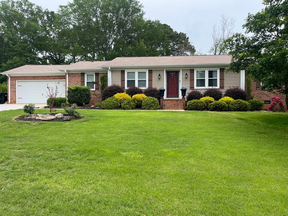 111 Menlo Dr in Simpsonville, SC - Building Photo
