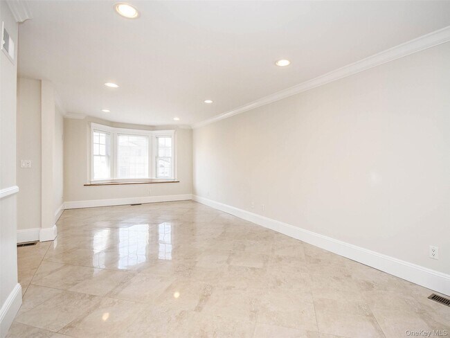 24 Sintsink Dr W in Port Washington, NY - Building Photo - Building Photo