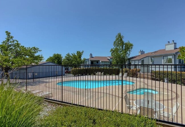 444 RIDGECREST in Redding, CA - Building Photo - Building Photo