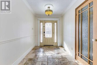2065 Madden Blvd in Oakville, ON - Building Photo - Building Photo