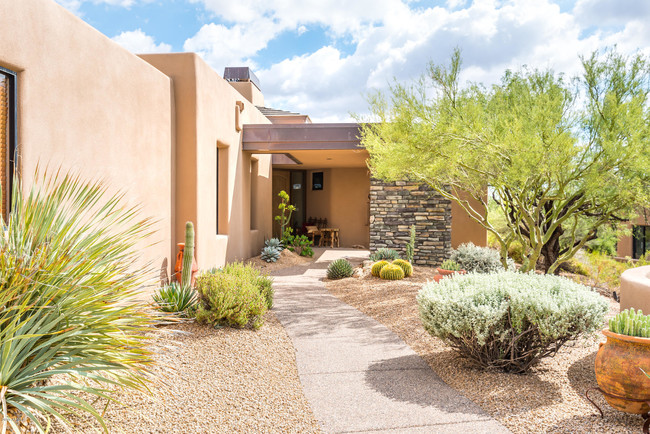 10397 Loving Tree Ln in Scottsdale, AZ - Foto de edificio - Building Photo