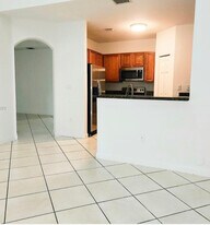 11525 NW 71st St in Doral, FL - Building Photo