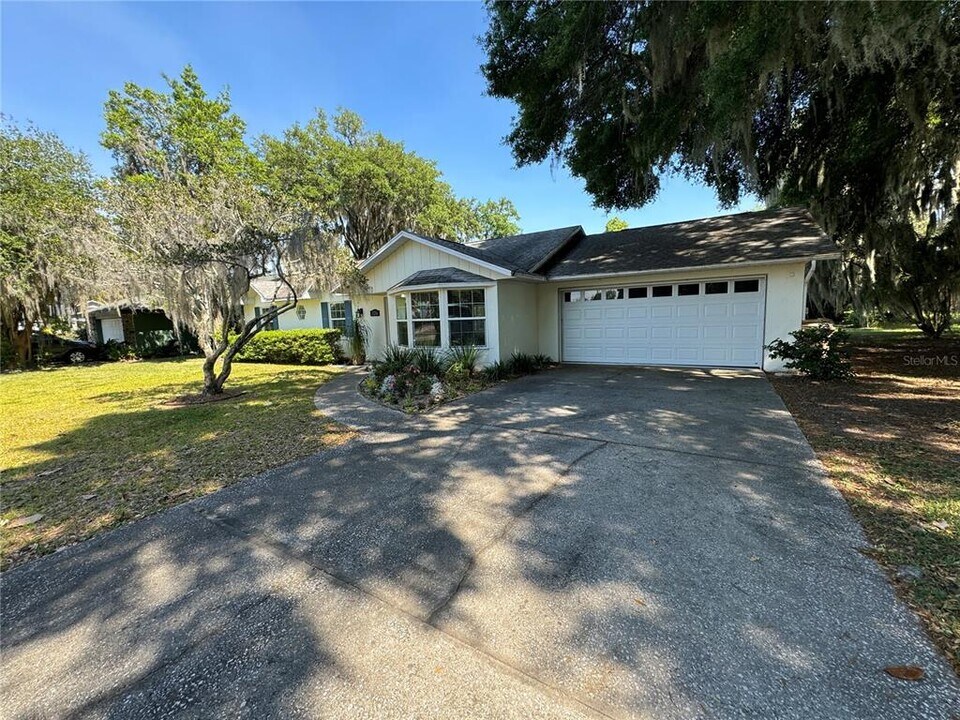 5246 Royal Oak Dr in Fruitland Park, FL - Building Photo