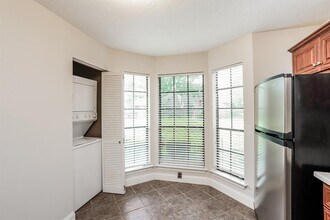 17263 Saturn Ln in Houston, TX - Foto de edificio - Building Photo