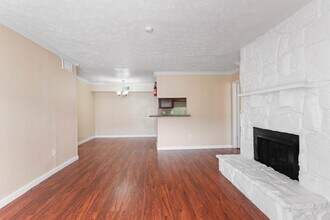 6819 Cook Rd in Houston, TX - Foto de edificio - Building Photo
