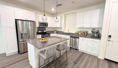6072 Sendero Ave in Eastvale, CA - Foto de edificio - Building Photo