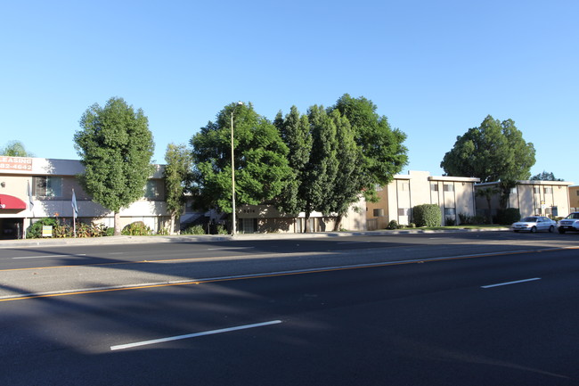 8814 Topanga Canyon Blvd in Canoga Park, CA - Building Photo - Building Photo