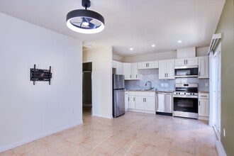 6383 Lake Arago Ave in San Diego, CA - Foto de edificio - Building Photo