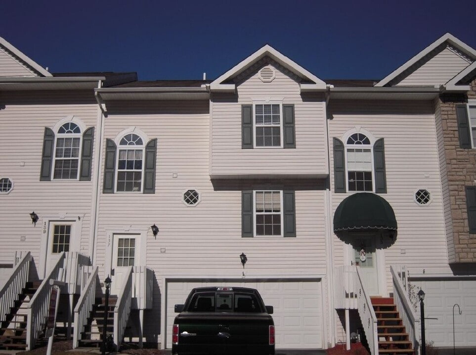 137 mountain drive in Carnegie, PA - Building Photo