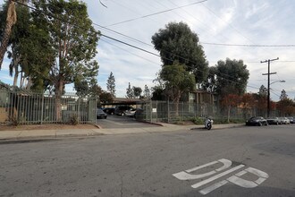 Kern Villa Apartments in Los Angeles, CA - Foto de edificio - Building Photo