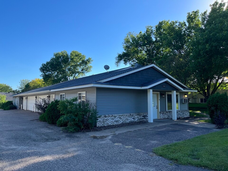 1908 2nd Ave NE, Unit 2 and 3 in Menomonie, WI - Foto de edificio