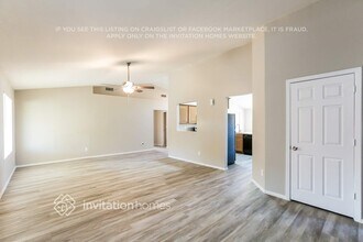 8226 W Larkspur Dr in Peoria, AZ - Foto de edificio - Building Photo