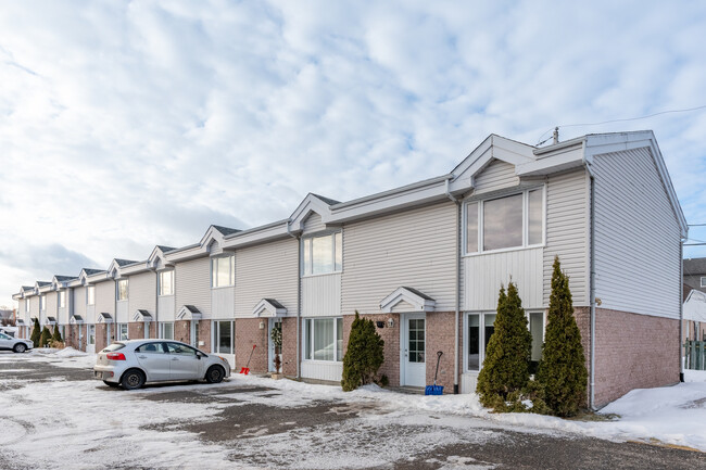 1015 De La Prairie St in Lévis, QC - Building Photo - Building Photo