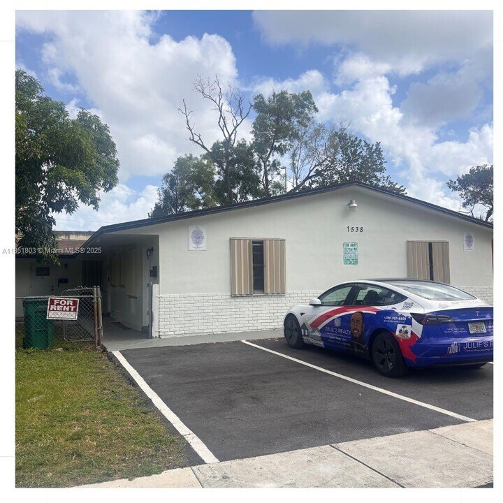 1538 NW 52nd Ave in Lauderhill, FL - Building Photo