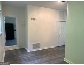 806 Briarcliff Rd NE, Unit D in Atlanta, GA - Foto de edificio - Building Photo