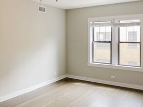 1954 W Wilson Ave, Unit 2-BB in Chicago, IL - Building Photo - Building Photo