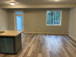 211 Cloverdale Rd in Kalama, WA - Building Photo - Building Photo