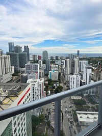 185 SW 7th St, Unit 4002 in Miami, FL - Building Photo - Building Photo