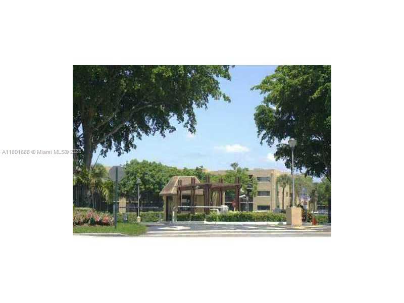 8025 SW 107th Ave in Miami, FL - Building Photo