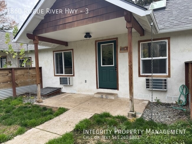 1860 Rogue River Hwy in Grants Pass, OR - Building Photo - Building Photo
