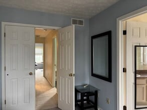 1944 E 82nd St in Cleveland, OH - Foto de edificio - Building Photo