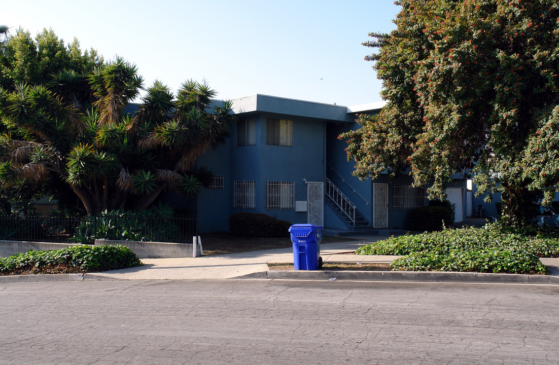 230 E Ivy Ave in Inglewood, CA - Building Photo