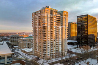 1 Wood in Westmount, QC - Building Photo - Primary Photo