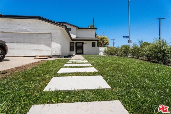 19701 Blythe St in Los Angeles, CA - Building Photo - Building Photo