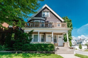 2865 N Farwell Ave in Milwaukee, WI - Building Photo