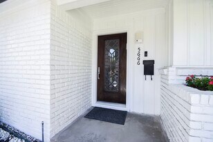 5666 Overbrook Ln in Houston, TX - Building Photo