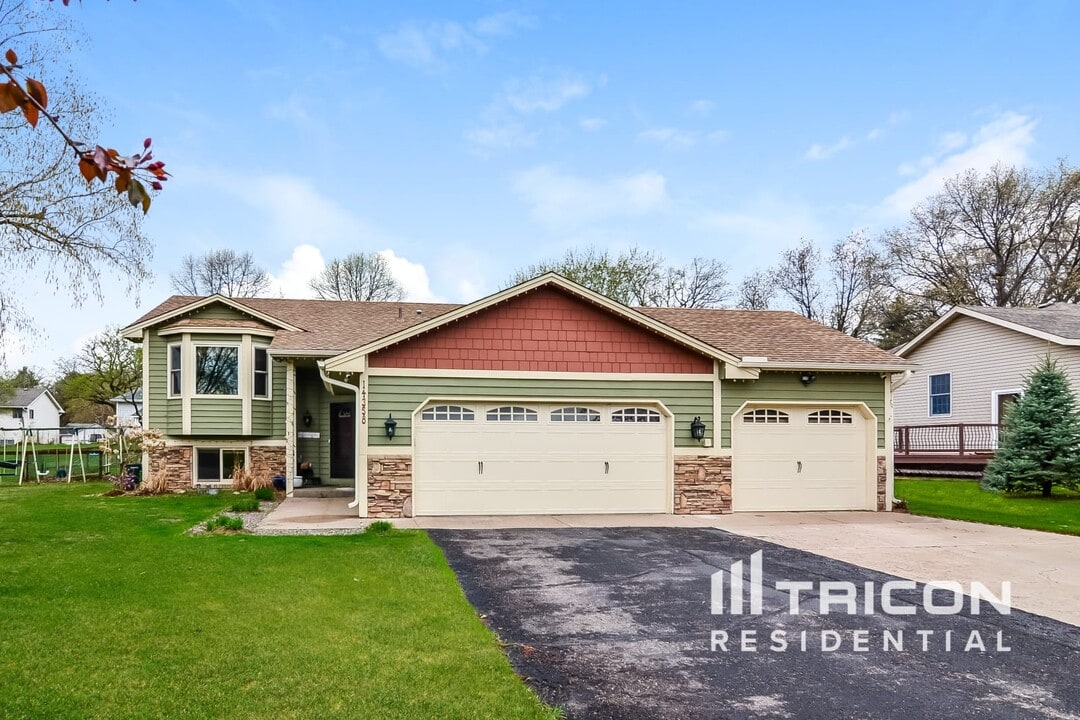 14358 Bluebird St NW in Andover, MN - Building Photo