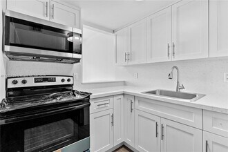 1351 SW 4th St in Miami, FL - Foto de edificio - Building Photo