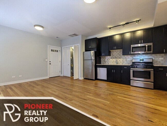 2205 W Eastwood Ave, Unit 3 in Chicago, IL - Foto de edificio - Building Photo