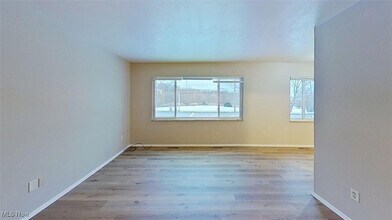 24600 Euclid Ave in Euclid, OH - Foto de edificio - Building Photo