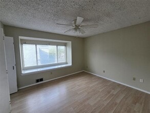 1221 Hopkins St in San Marcos, TX - Building Photo - Building Photo