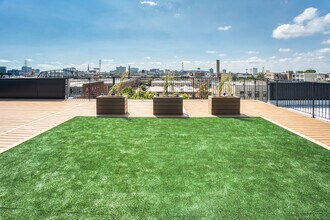 1801 W Grand Ave, Unit 402 in Chicago, IL - Foto de edificio - Building Photo